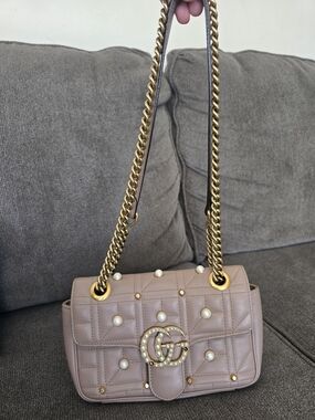 Gucci
Beige Quilted Leather 2.0 Imitation Pearl Marmont Mini Shoulder Bag